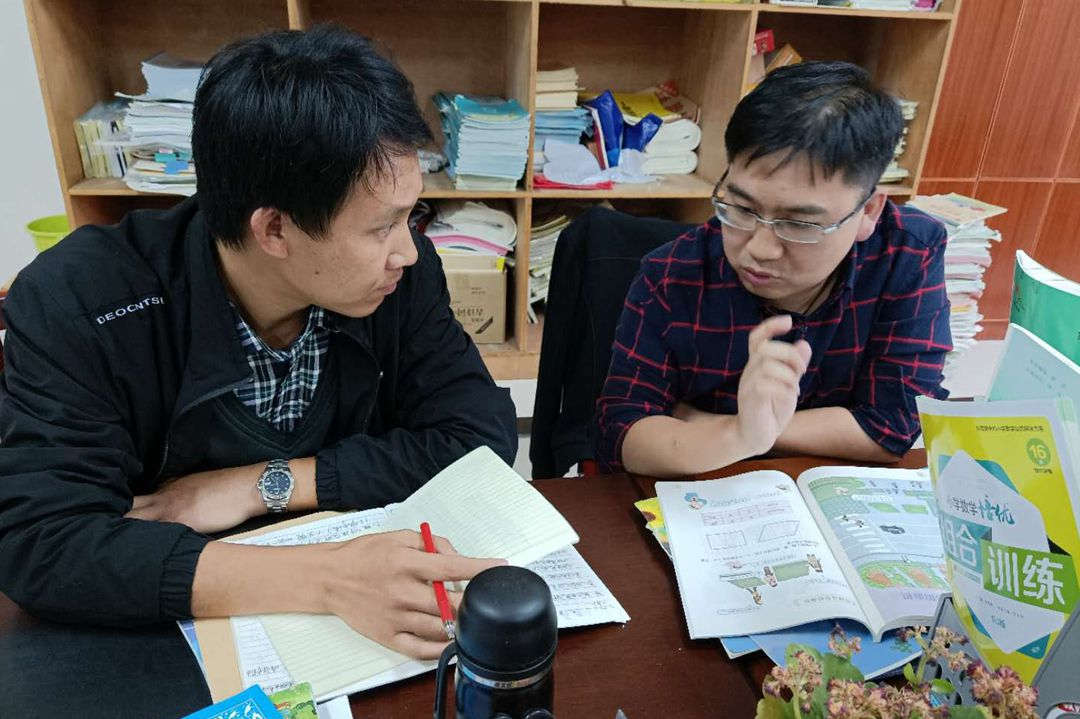 師徒結(jié)隊5_副本.jpg 師徒結(jié)隊5_副本.jpg