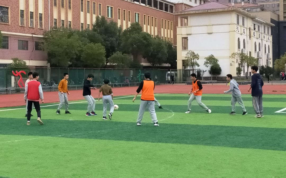 踢球3_副本.jpg 踢球3_副本.jpg