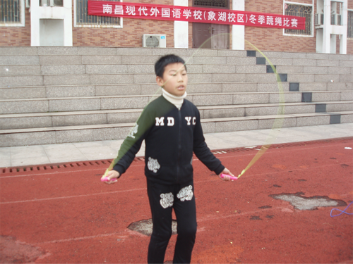 現(xiàn)外象湖校區(qū)組織學生開展跳繩比賽