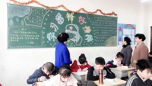 南昌現(xiàn)代外國語學(xué)校（象湖校區(qū)）      組織開展“我與雷鋒精神同行”為主題的黑板報(bào)評比活動(dòng)