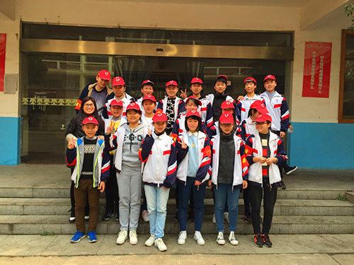 南昌現(xiàn)代外國語學(xué)校（象湖校區(qū)） 八年級組“學(xué)雷鋒志愿服務(wù)隊”走進食堂