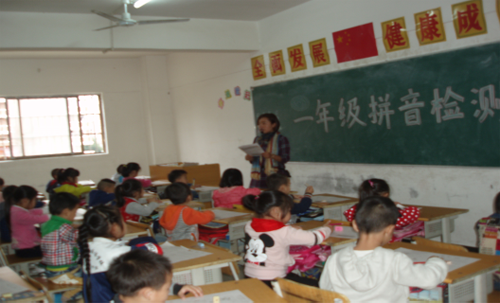 現(xiàn)外象湖校區(qū)開展一年級(jí)學(xué)生漢語拼音過關(guān)檢測(cè)活動(dòng)