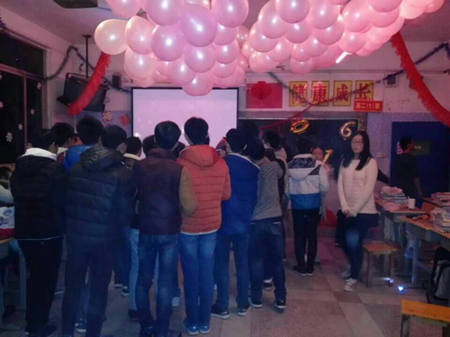 現(xiàn)外迎賓校區(qū)高中部開(kāi)展迎新年活動(dòng)