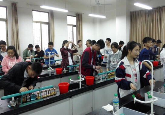 現(xiàn)外象湖校區(qū)組織初三學(xué)生理化實驗競賽