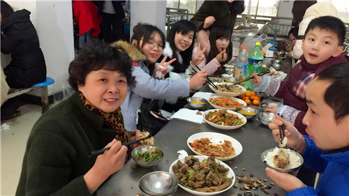 南昌現(xiàn)代外國語學(xué)校（象湖校區(qū)） 組織全校教職員工開展辭舊迎新大聚會(huì)