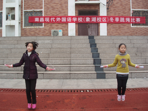 現(xiàn)外象湖校區(qū)組織學生開展跳繩比賽