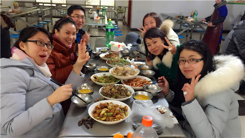 南昌現(xiàn)代外國語學(xué)校（象湖校區(qū)） 組織全校教職員工開展辭舊迎新大聚會(huì)