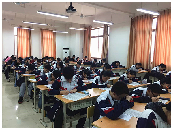 現(xiàn)外兩校區(qū)（迎賓、象湖）聯(lián)合舉辦初三年級理化知識競賽