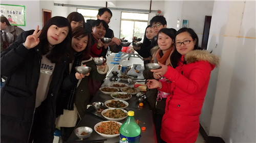 南昌現(xiàn)代外國語學(xué)校（象湖校區(qū)） 組織全校教職員工開展辭舊迎新大聚會(huì)