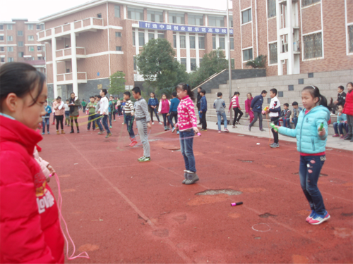 現(xiàn)外象湖校區(qū)組織學生開展跳繩比賽