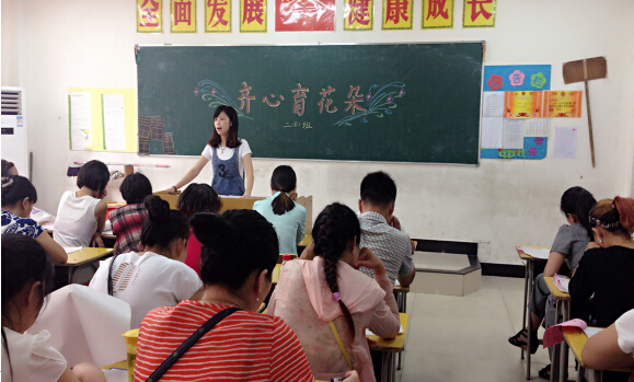 現(xiàn)外象湖校區(qū)召開學(xué)生家長(zhǎng)會(huì)