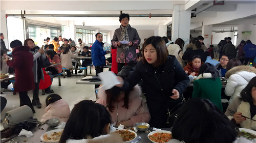 南昌現(xiàn)代外國語學(xué)校（象湖校區(qū)） 組織全校教職員工開展辭舊迎新大聚會(huì)