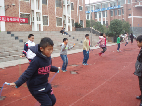 現(xiàn)外象湖校區(qū)組織學生開展跳繩比賽