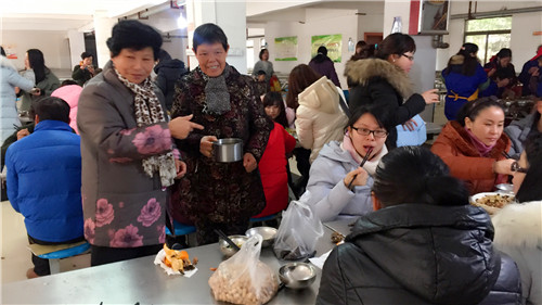 南昌現(xiàn)代外國語學(xué)校（象湖校區(qū)） 組織全校教職員工開展辭舊迎新大聚會(huì)