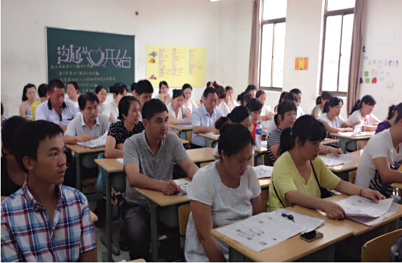 現(xiàn)外象湖校區(qū)召開學(xué)生家長(zhǎng)會(huì)