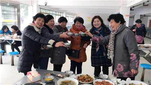 南昌現(xiàn)代外國語學(xué)校（象湖校區(qū)） 組織全校教職員工開展辭舊迎新大聚會(huì)